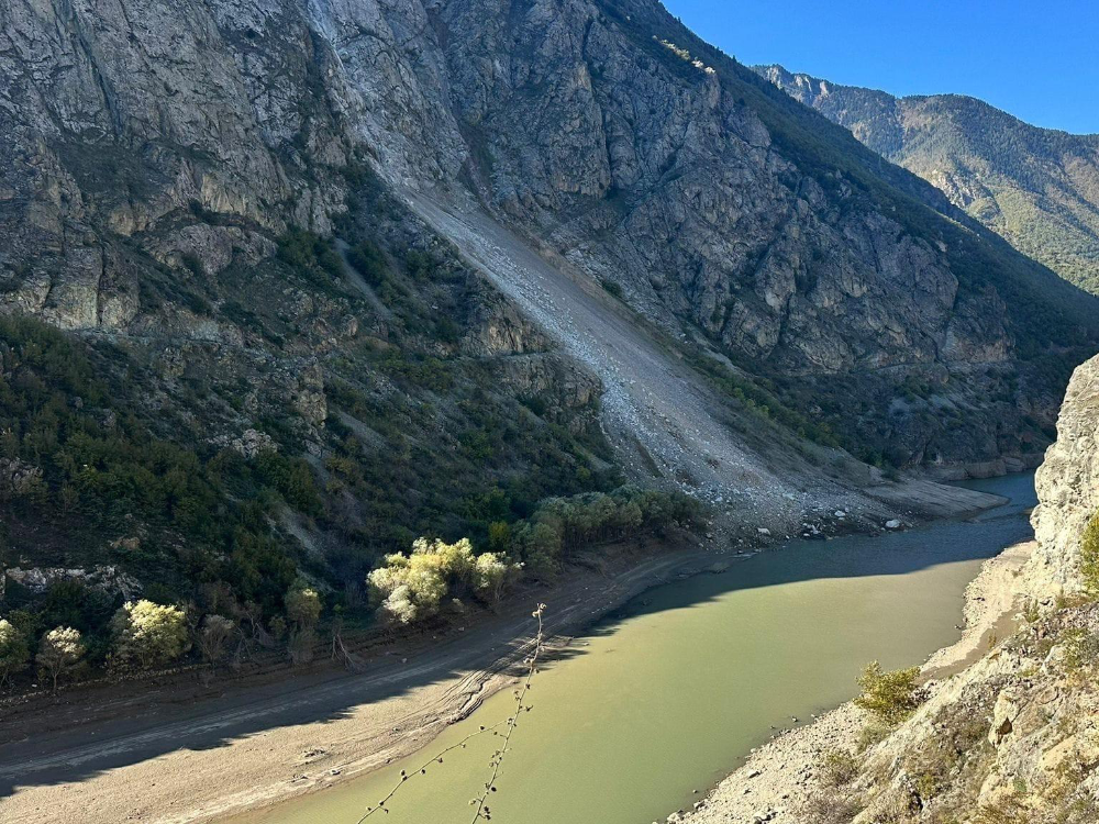 KAYA DÜŞMESİ HEYECAN VE PANİĞE YOL AÇTI