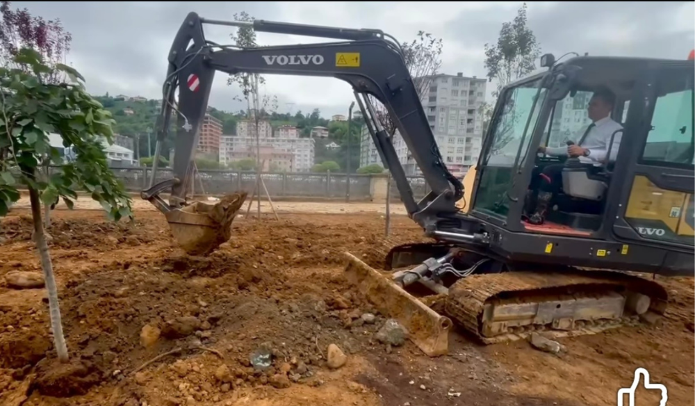 Pazar Kaymakamı İş Makinesi Direksiyonuna Geçti