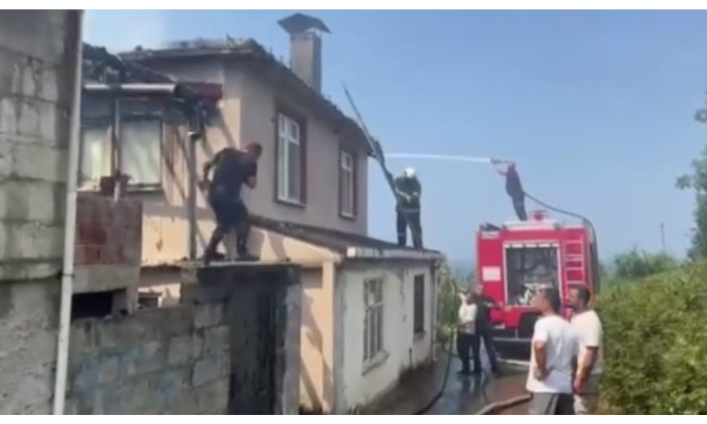 Pazar’da Çatı Yangını Korkuttu