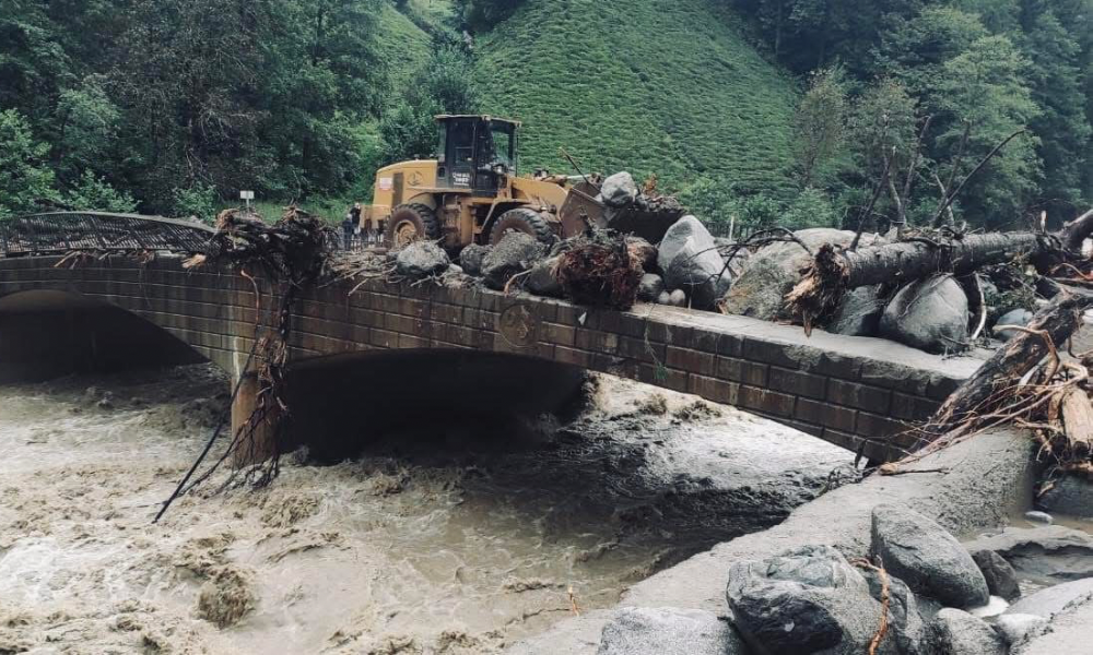 Rize’de Yağışlar Ulaşımı Vurdu: 31 Köy Yolu Kapandı