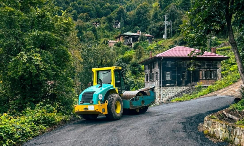 Hemşin ve Çamlıhemşin’de  Köy Yollarında Asfaltlama Çalışmaları