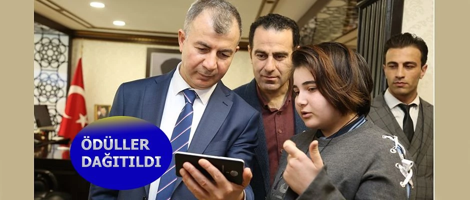 “BAĞIMLILIK” TEMALI YARIŞMADA DERECEYE GİREN ÖĞRENCİLERİ ÖDÜLLENDİRDİ