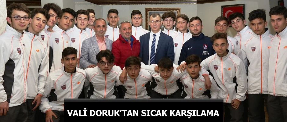 TRABZONSPOR TARAFTARI VALİ DORUK’TAN TRABZON TAKIMINA SICAK KARŞILAMA