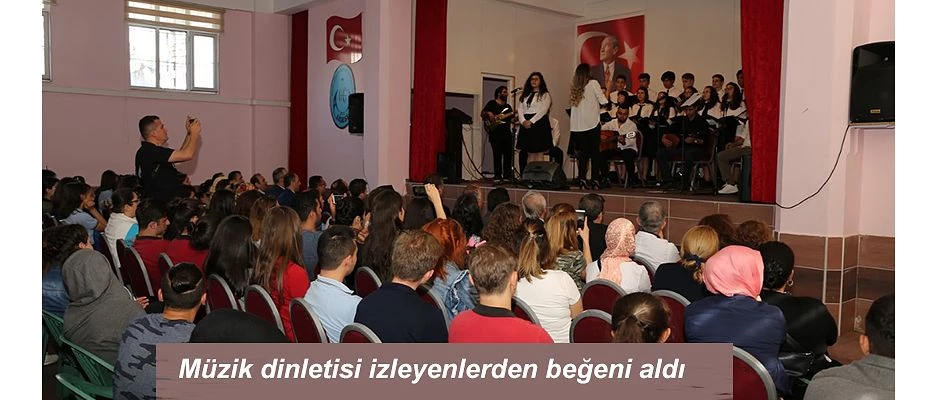 ARHAVİ’DE HÜSEYİN GÜRKAN ANADOLU LİSESİ’NDE MÜZİK DİNLETİSİ BEĞENİLDİ.