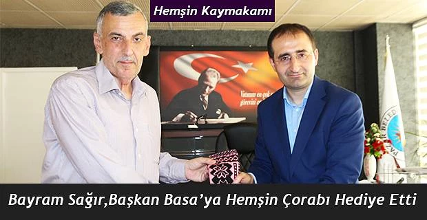 Hemşin Kaymakamı Sağır’dan Başkan Basa ‘ya Hemşin Çorabı hediyesi