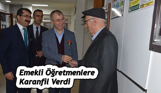 EMEKLİ ÖĞRETMENLERE KARANFİL VERDİ