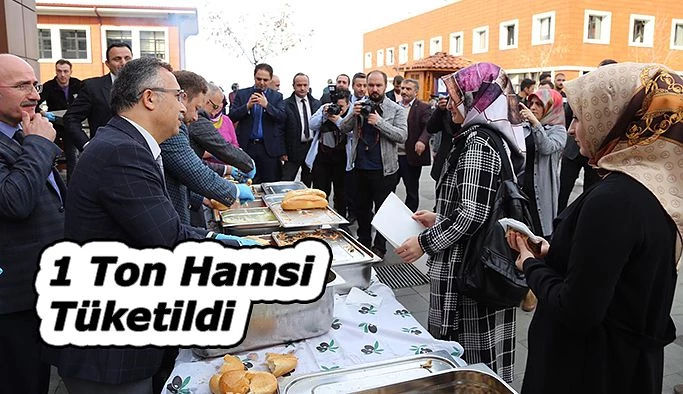 Öğrencilere Hamsi İkram Ettiler