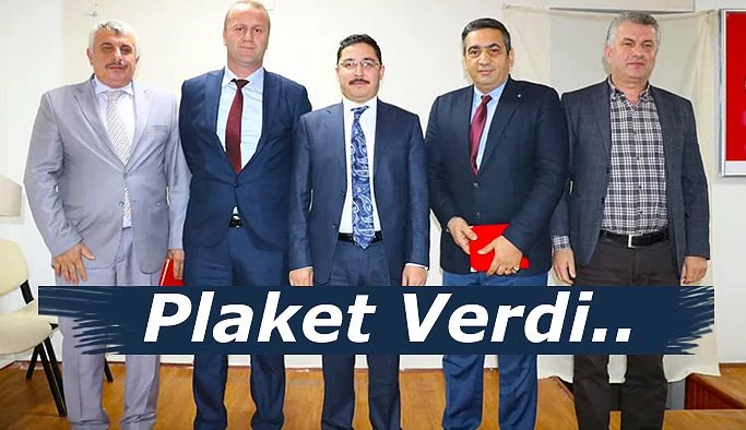 Plaket takdim ederek kendilerine teşekkür etti.