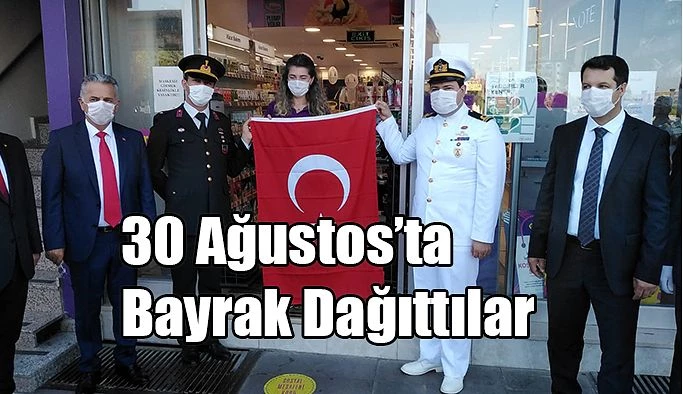 30 AĞUSTOS ZAFER BAYRAMI’NIN 98. YIL DÖNÜMÜ HOPA’DA TÖRENLE KUTLANDI