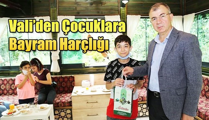 ÇOCUKLARA BAYRAM HARÇLIĞI DAĞITTI