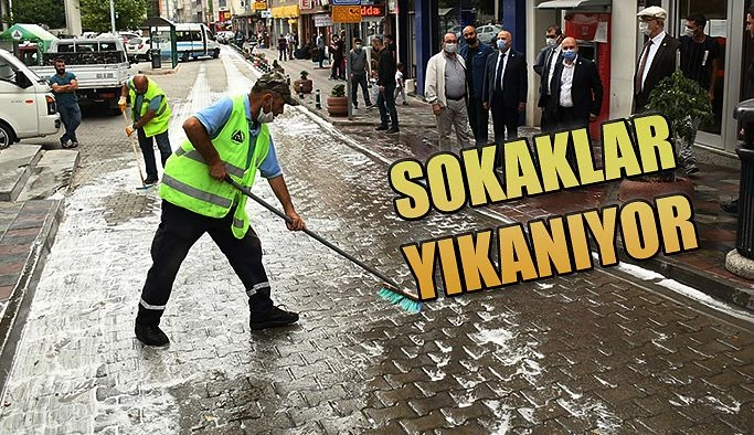 Cadde ve sokakları deterjanlı su ile yıkamaya başladı.