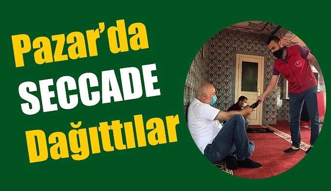 Cuma Namazında Seccade Dağıttı