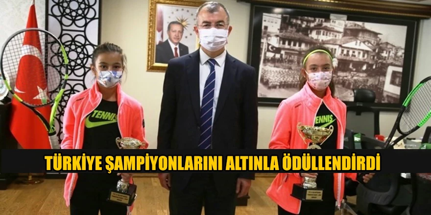 VALİ DORUK ŞAMPİYON SPORCULARI ÖDÜLLENDİRDİ.