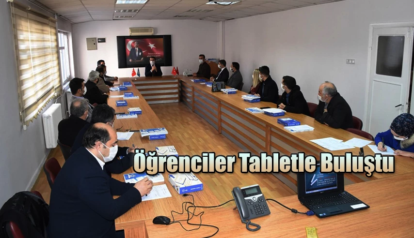 ÖĞRENCİLER TABLETLERİYLE BULUŞUYOR