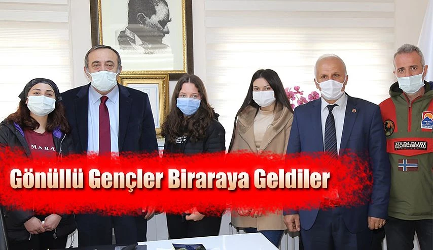 GÖNÜLLÜ GENÇLER SOKAK HAYVANLARINA SAHİP ÇIKIYOR