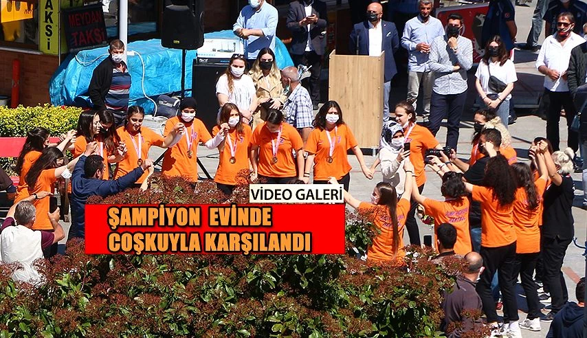 Şampiyon evinde coşkuyla karşılandı.