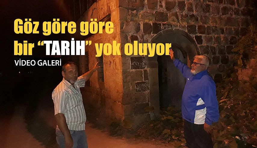 Göz göre göre bir tarih yok oluyor