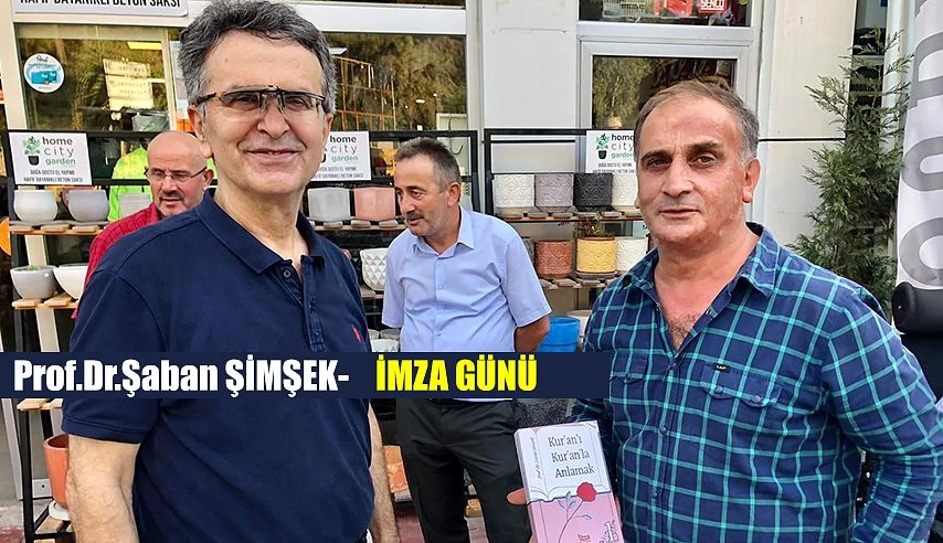 Prof.Dr.Şaban Şimşek Kitabını imzaladı