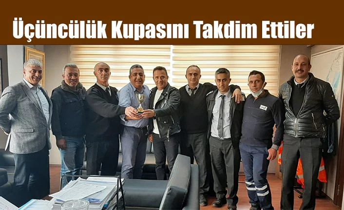 HOPAPORT TAKIMI ÜÇÜNCÜLÜK KUPASINI GENEL MÜDÜR ÖZER’E TAKDİM ETTİ.