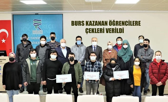 RTEÜ GELİŞTİRME VAKFINDAN BURS KAZANAN ÖĞRENCİLER TÖRENLE ÇEKLERİNİ ALDILAR