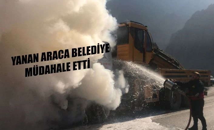 YANAN ARACA BELEDİYE İTFAİYESİ MÜDAHALE ETTİ