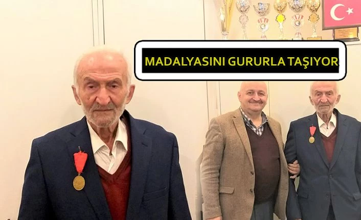 NİYAZİ AMCA DEDESİNİN İSTİKLAL MADALYASINI GURURLA TAŞIYOR