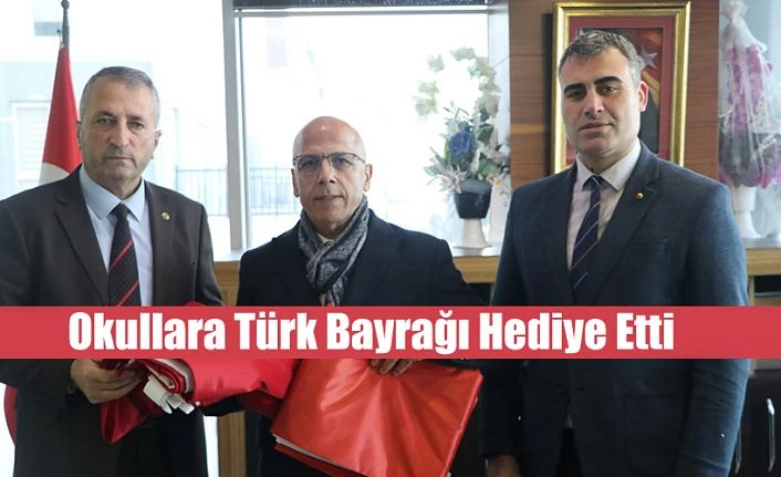 TSO’DAN OKULLARA BAYRAK HEDİYESİ