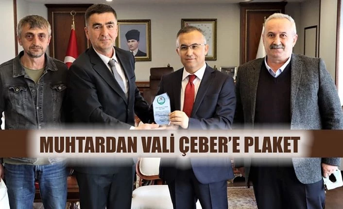 MUHTARDAN VALİ ÇEBER’E TEŞEKKÜR PLAKETİ