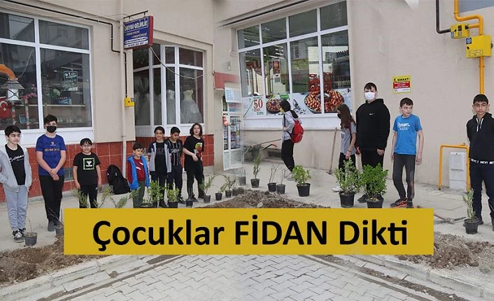 ÇOCUKLAR ÇİÇEK VE AĞAÇ FİDANLARINI TOPRAKLA BULUŞTURDU