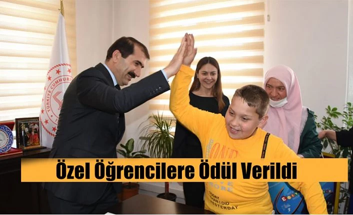 ÖZEL ÖĞRENCİLER ÖDÜLLERİNİ İL MÜDÜRÜ ACAR