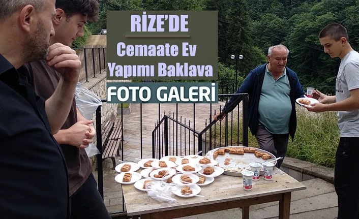 Tarihi camide cemaate baklava dağıtıldı