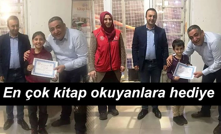 En çok kitap okuyan gençlere ödülleri verildi.